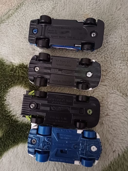 4 samochodziki hot wheels