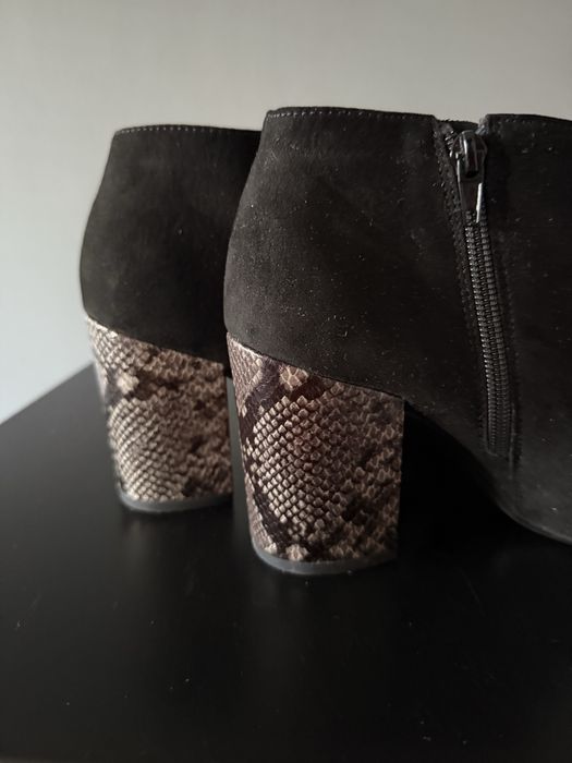Buty na obcasie ze wzorem
