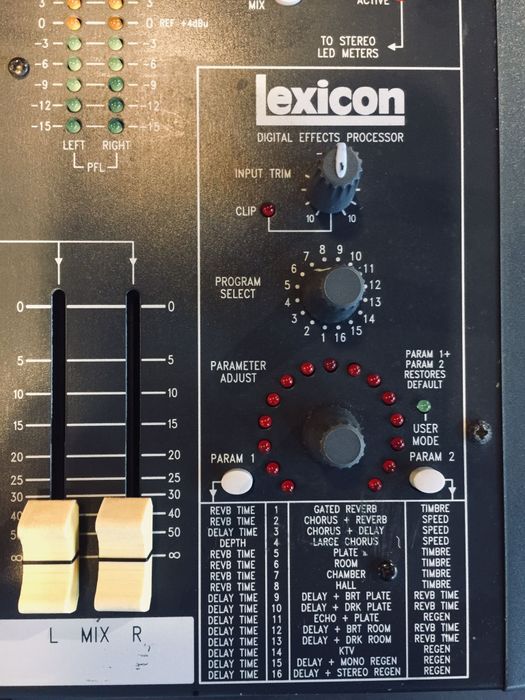 Mesa mistura 10 canais Soundcraft com efeitos