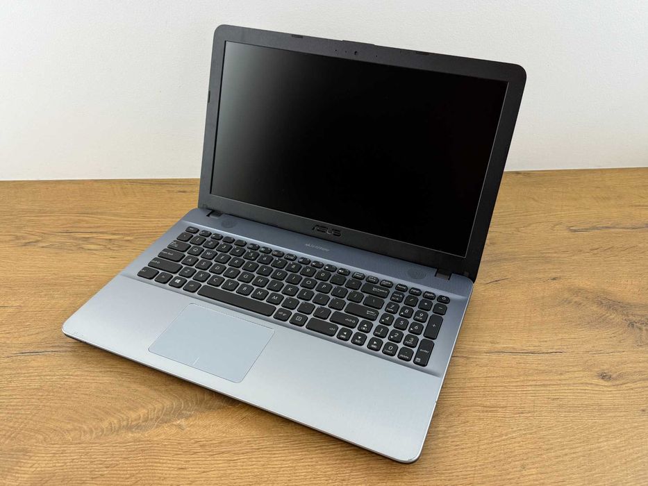 1340. Laptop ASUS 15 cali. Dysk SSD, INTEL 4 RDZENIE 2.40GHz, Win. 10