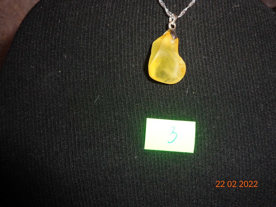 Wisiorek bursztyn z  łańcuszkiem