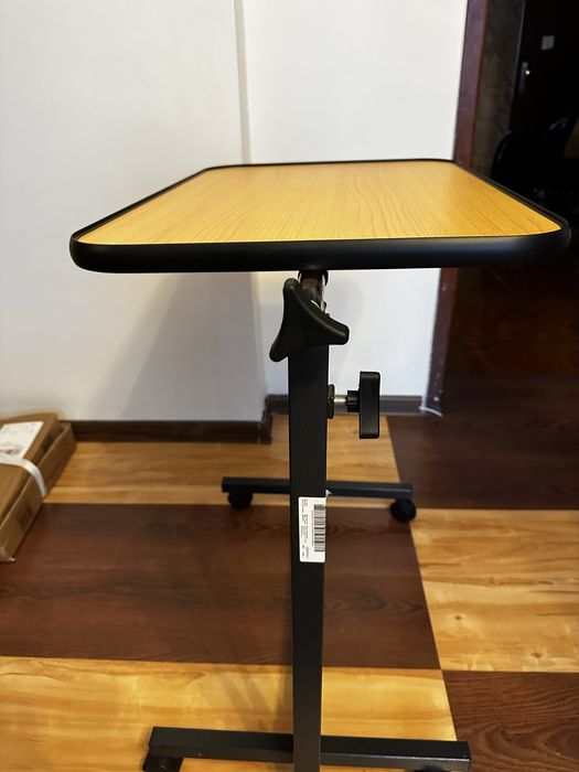 Stolik przyłóżkowy na kółkach