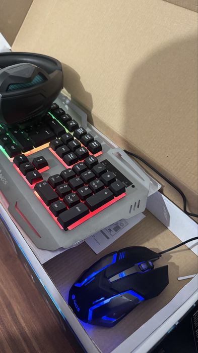 Monitor Gaming Curvo AOC + Teclado