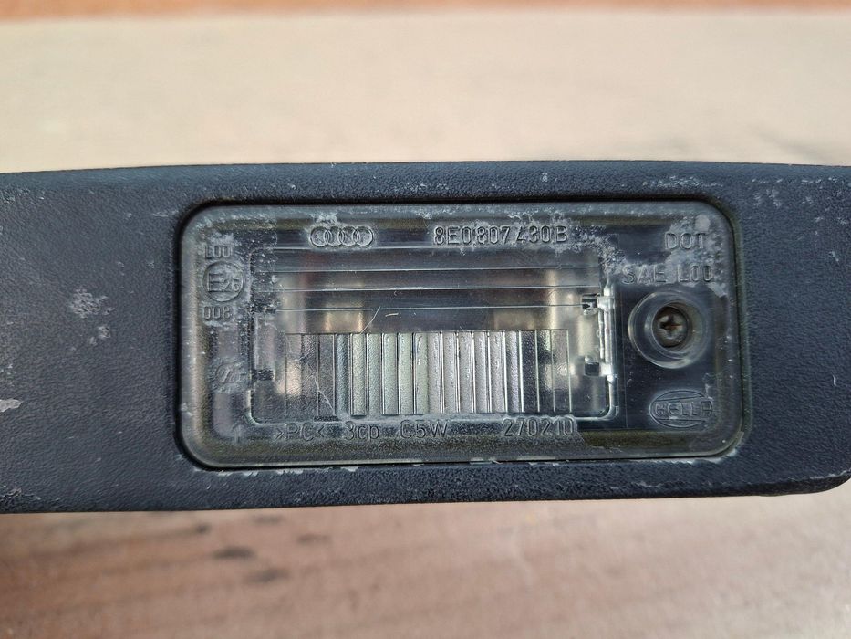 Audi A3 8P 03-12 Подсветка номера номерного знака накладка 8P4827574