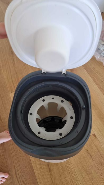 um caixote do lixo para as fraldas, com sacos