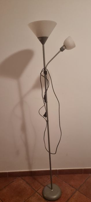 Candeeiro de pé com 2 lâmpadas