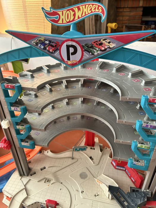Mega Garagem Hot Wheels