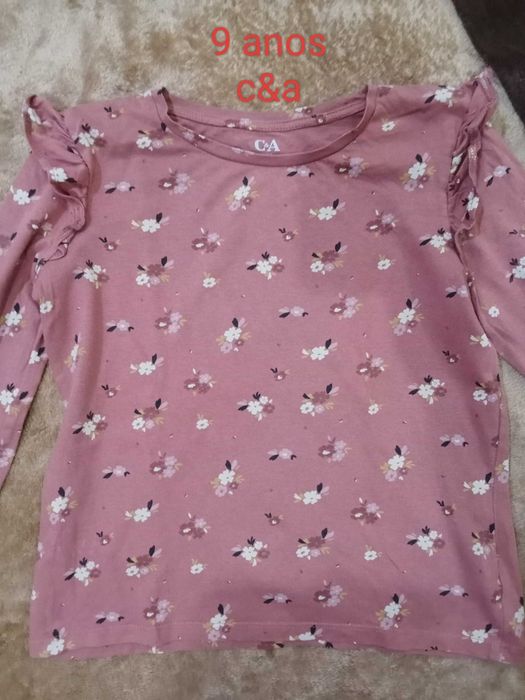 Roupa de menino e menino em 2 mao