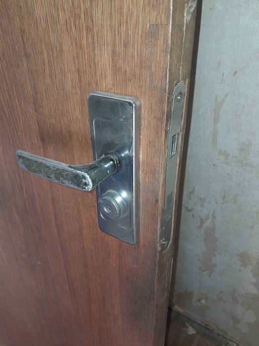 Шпоновані добротні дерев'яні двері