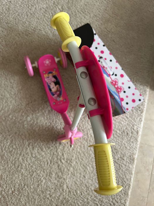 Trotinete infantil Disney Minnie rosa – como nova