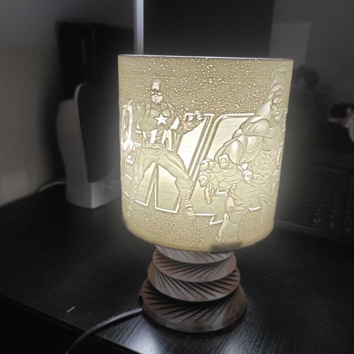 Candeeiro feito em 3D com o Tema Avengers