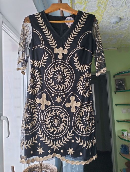 Платье с вышивкой .