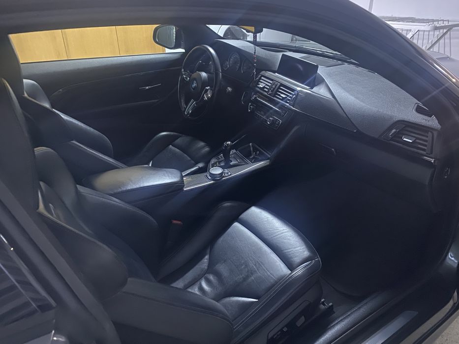 A venda  BMW M4 PERFORMANCE 57000km  ano 2015