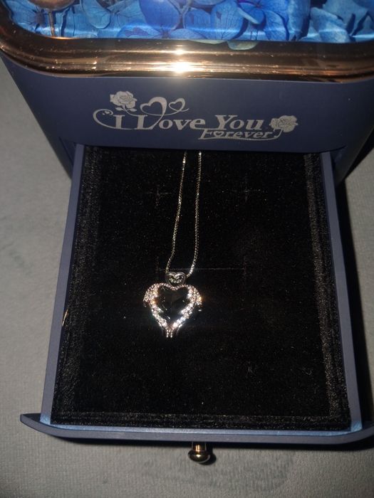 Wieczna róża z naszyjnikiem serce – prezent I Love You
