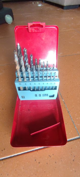 Lote de ferramentas e extensão elétrica