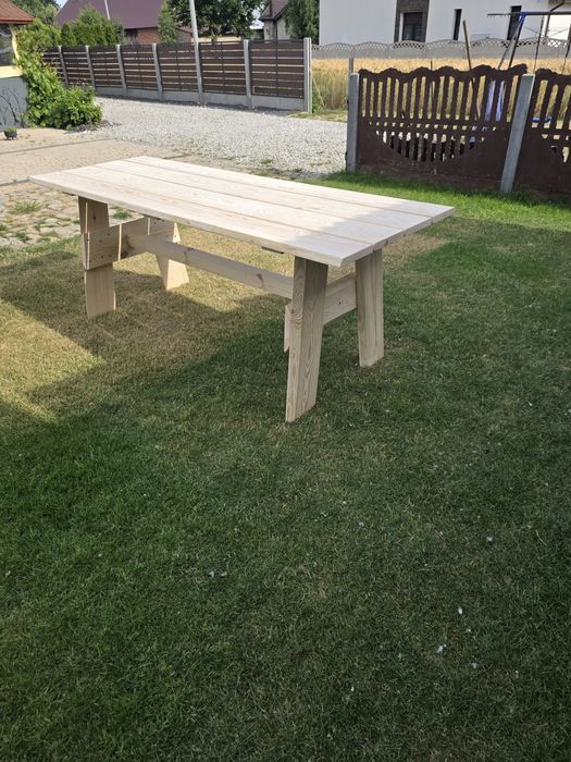 Stół ogrodowy z litego drewna – solidny i stylowy