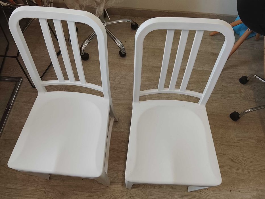 Cadeiras Brancas e Verdes