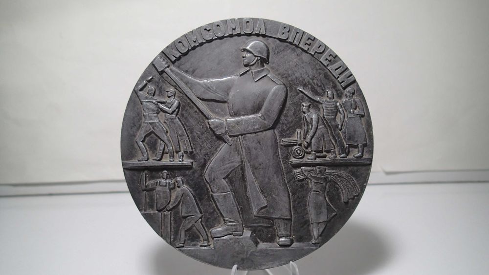 Medalha antiga em metal  da URSS