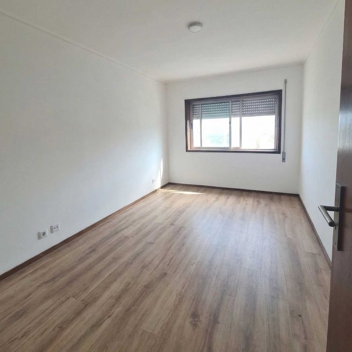 Oportunidade Exclusiva no Centro de Santa Maria da Feira: Imóvel Remodelado com Elevado Potencial (Habitação / Escritórios)