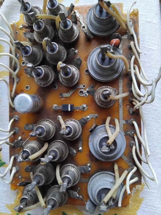 Платы с радиодеталями времен ссср.