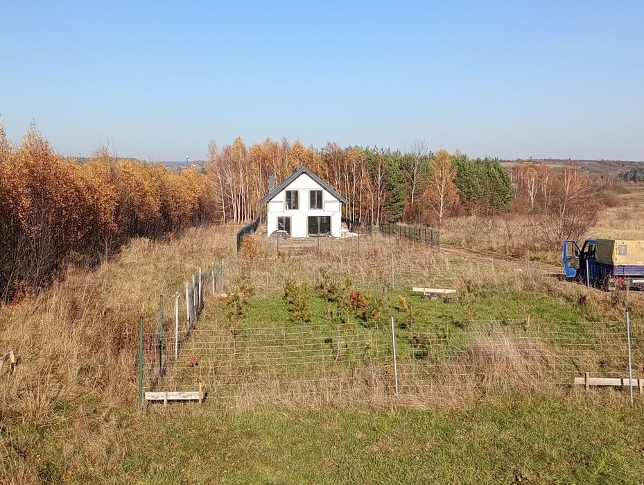 Ładny skromny domek z dużym przeszkleniem