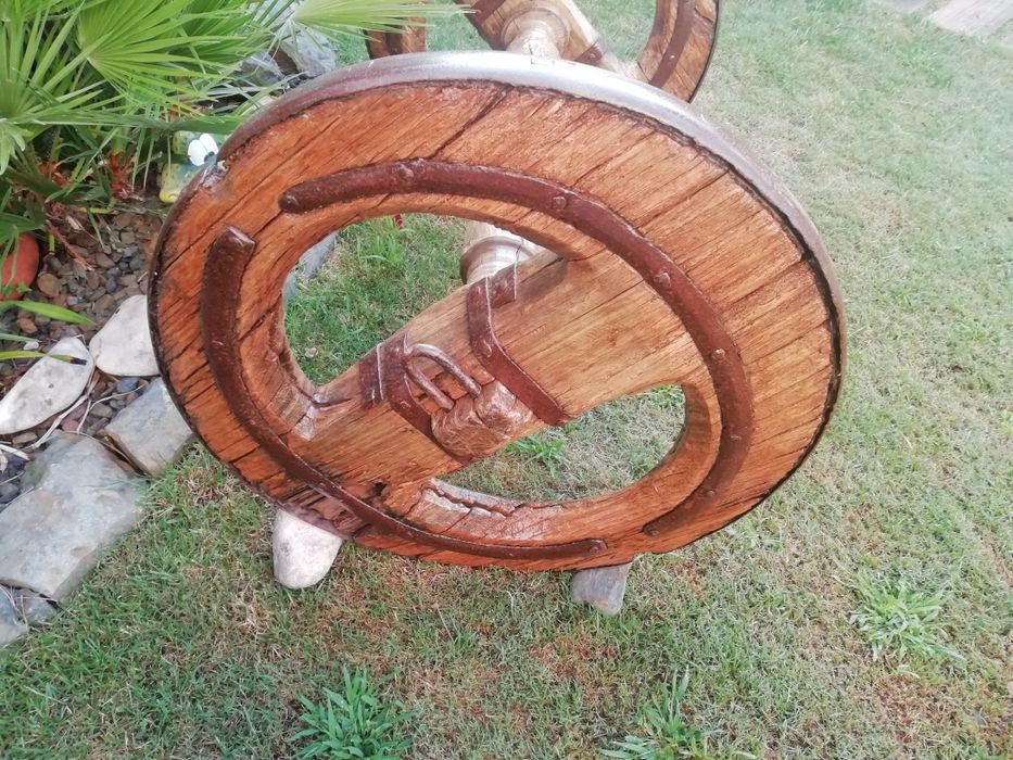 Conjunto de rodas mais eixo de carroça de bois  restauradas