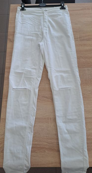 Spodnie białe skinny z dziurami. Sinsay. Rozmiar 40. Stan idealny
