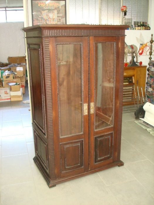 Vitrine em Pau Santo