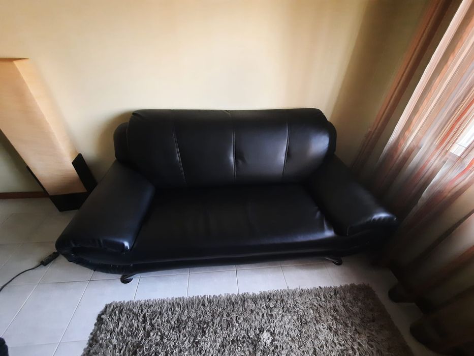 Dois sofás cor preta