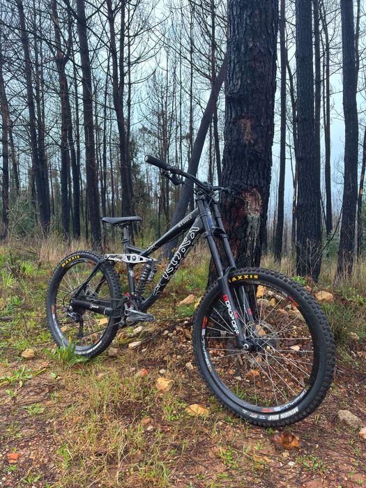 Bicicleta Downhill Kona