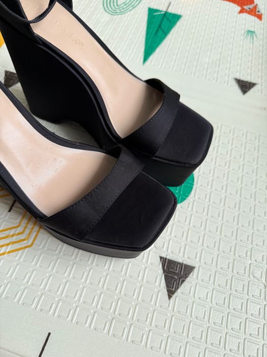 Босоніжки чорні на платформі 38 розмір сатин