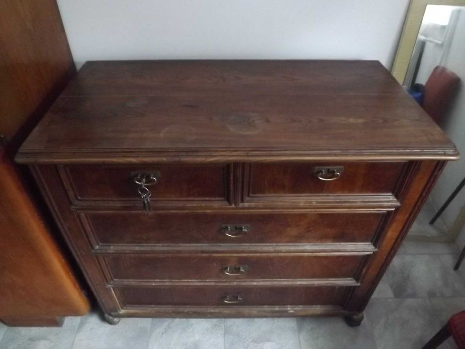 Stara zabytkowa drewniana komoda z szufladami