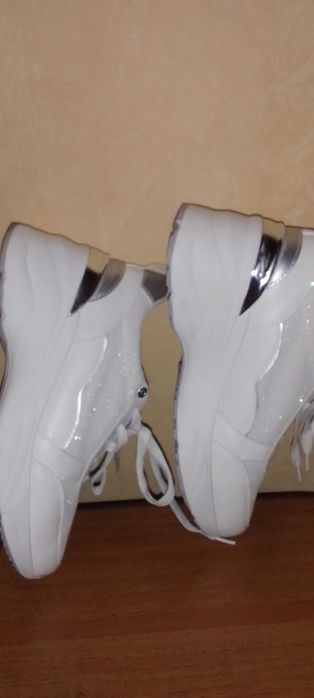 Продам Жіночі кросівки нові, розмір 39-40
