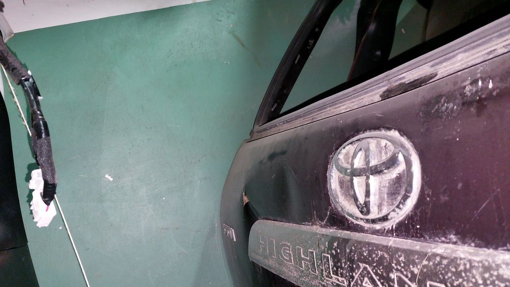Toyota Highlander 08-13г.в крышка багажника ляда под ремонт