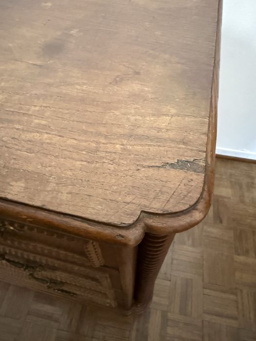 Cómoda Antiga em Madeira Maciça com Ferragens em Latão