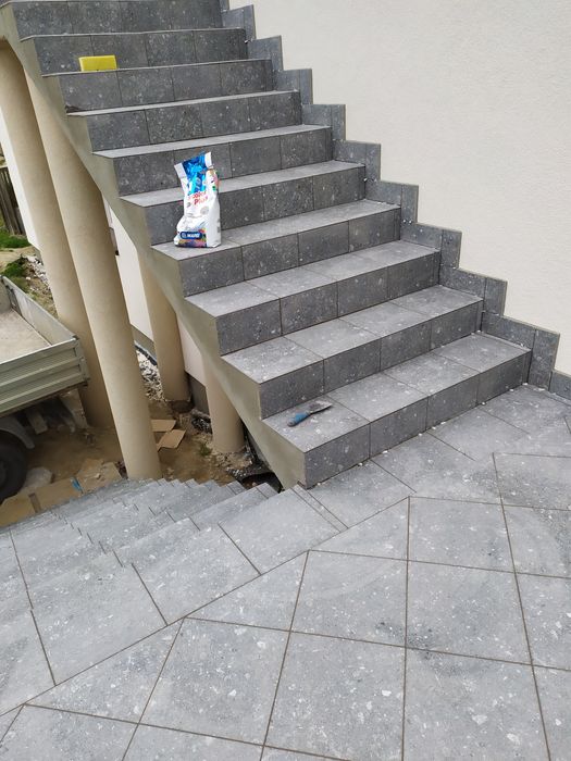 Монтаж напольних покриттів.