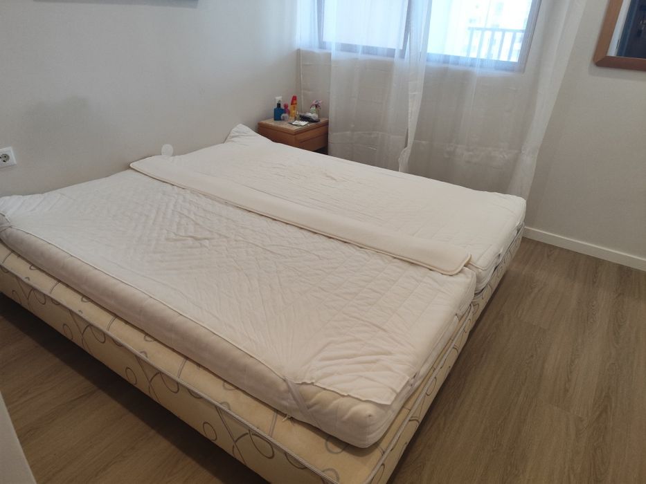 2 Camas individuais com colchões e resguardos