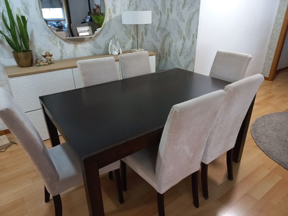 Mesa com 6 cadeiras