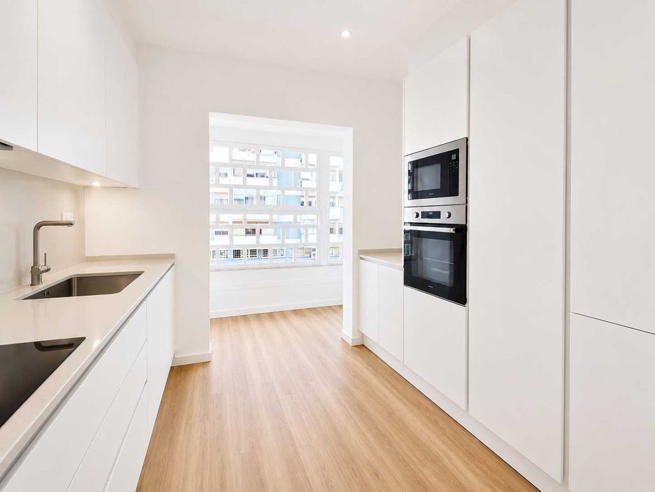 Apartamento T3 Carnaxide, com 2 varandas e 2 frentes - Totalmente remodelado