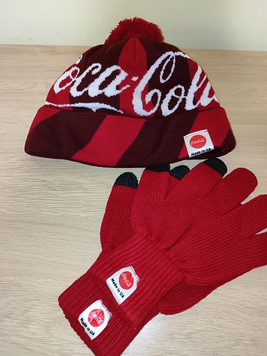 Продам коллекционный зимний набор Coca-Cola (шапка + перчатки)