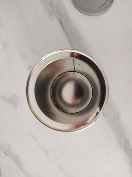 Pusta puszka Lavazza na kawę