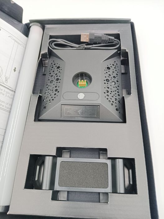 Stojak RGB z ładowarką na słuchawki