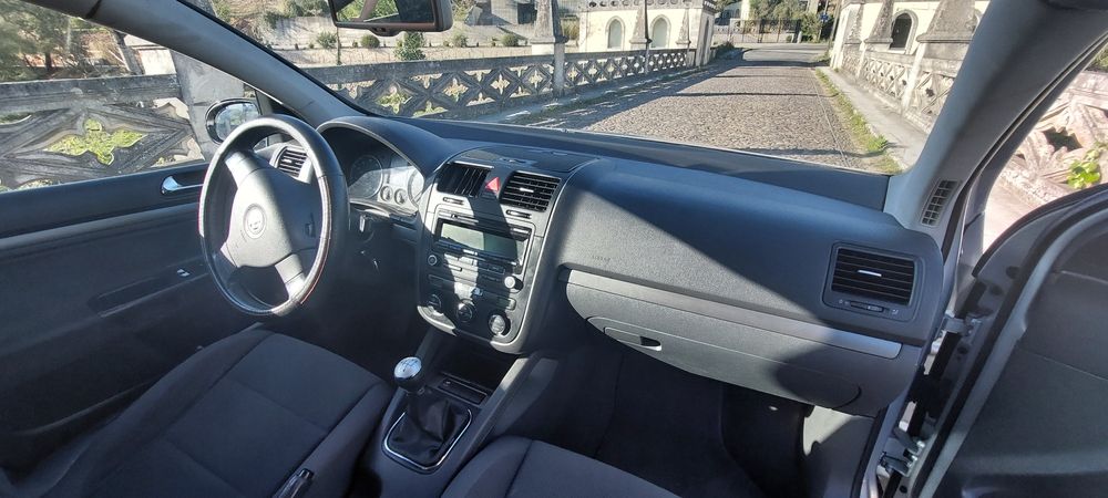 Golf V em bom estado