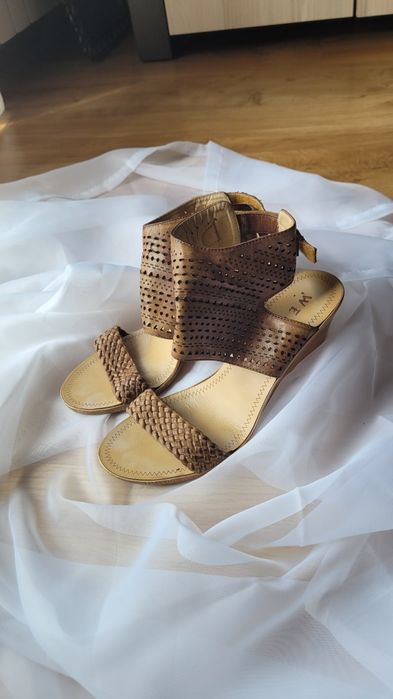 Sandałki na koturnie