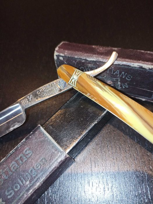 Sprzedam starą brzytwę CHRISTIANS SOLINGEN. Cena 40 zł.