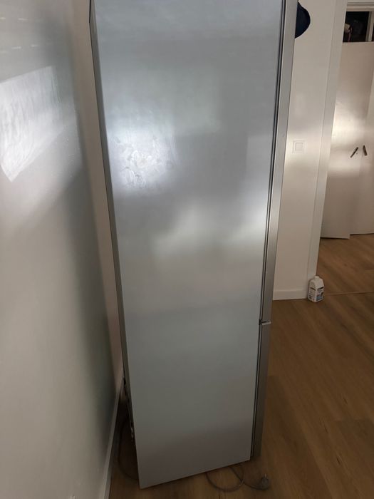 Frigorífico Kunft com dispensador de água