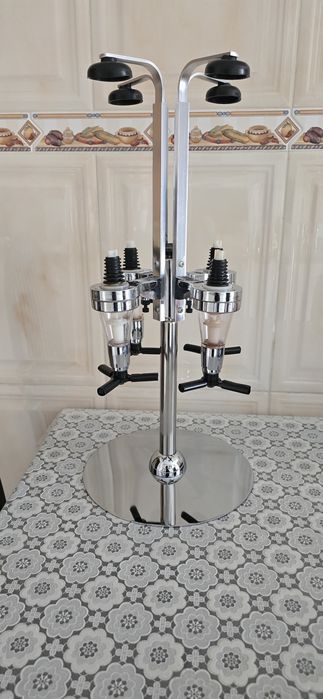 Tenho 2 suportes de bebidas para bar pu para bancadas de bebidas completos. Vendo cada um por 12 euros.