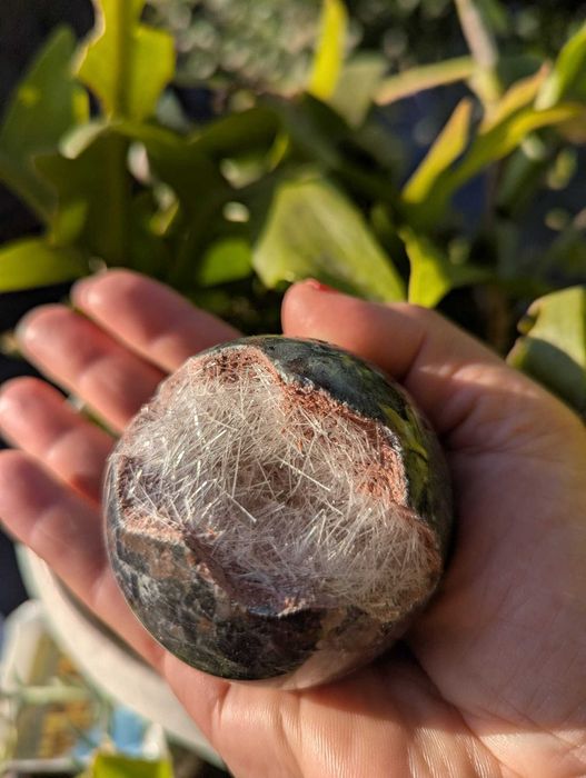 Esfera de Cristal de Quartzo com Agulhas de Goethite brancas.