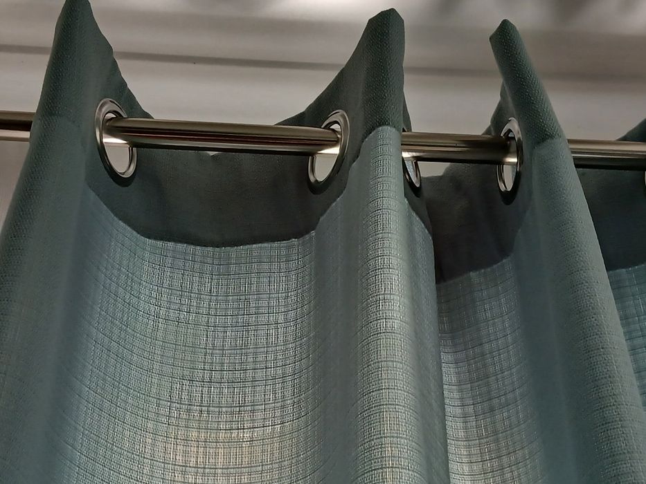 Cortinados verde água e branco