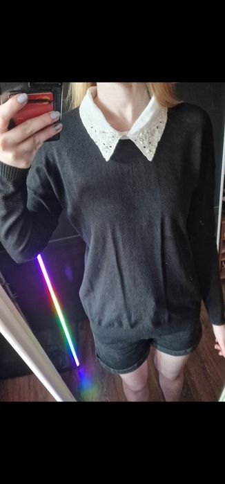 Sweterek z ozdobnym kołnierzem